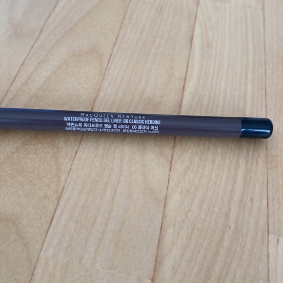 MacQueen New York Waterproof Pencil Gel Liner Classic Herione - Picture 1 of 3